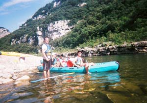 Pause au bord de l'eau en canoë