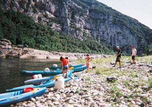 Canoës au bord de l'Ardèche