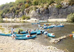 Groupe de canoës en Ardèche